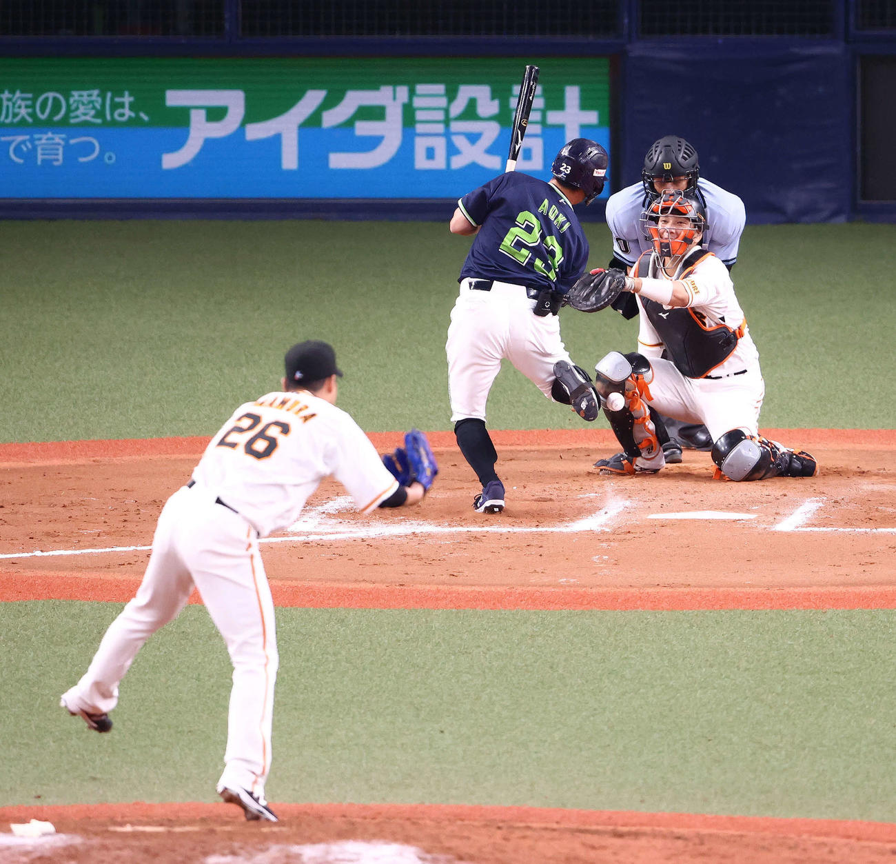巨人対ヤクルト　11回表ヤクルト2死二塁、死球を受ける青木。投手今村（撮影・河田真司）