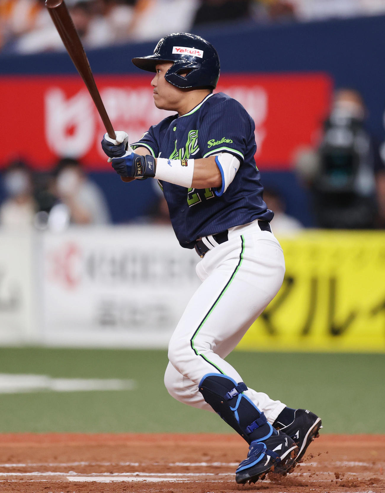 巨人対ヤクルト　11回表ヤクルト2死一、二塁、2点適時三塁打を放つ中村（撮影・狩俣裕三）