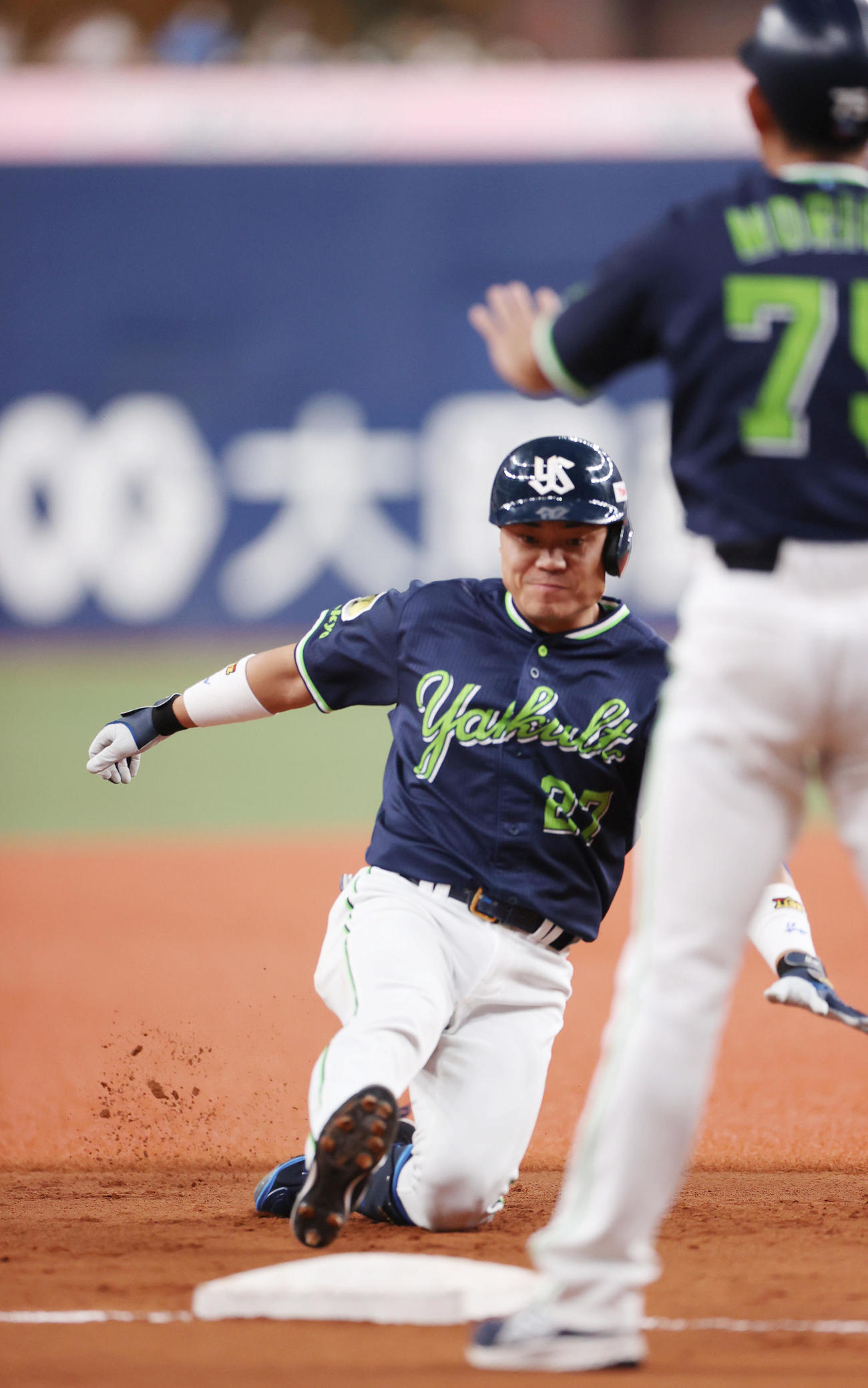 巨人対ヤクルト　11回表ヤクルト2死一、二塁、2点適時三塁打を放つ中村（撮影・狩俣裕三）