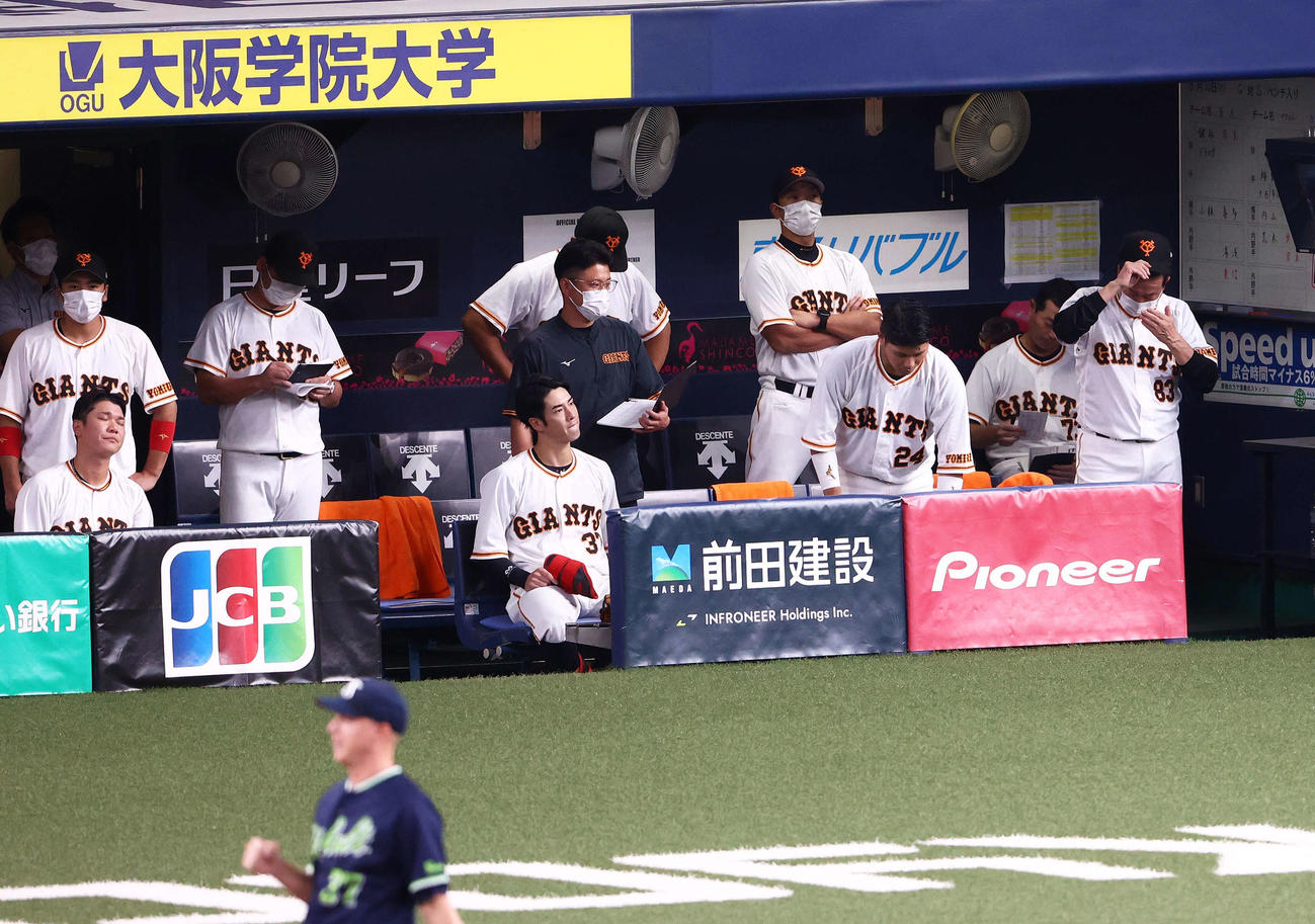 巨人対ヤクルト　ヤクルトに敗れ、険しい表情を見せる原辰徳監督（右）（撮影・河田真司）