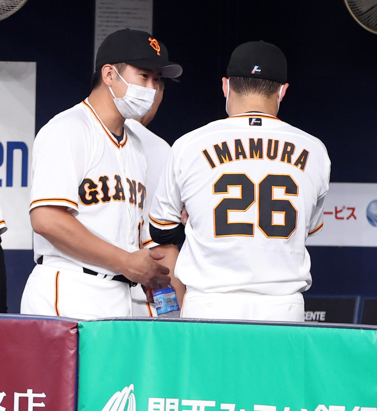 巨人対ヤクルト　試合後、今村（右）と話し込む菅野（撮影・狩俣裕三）