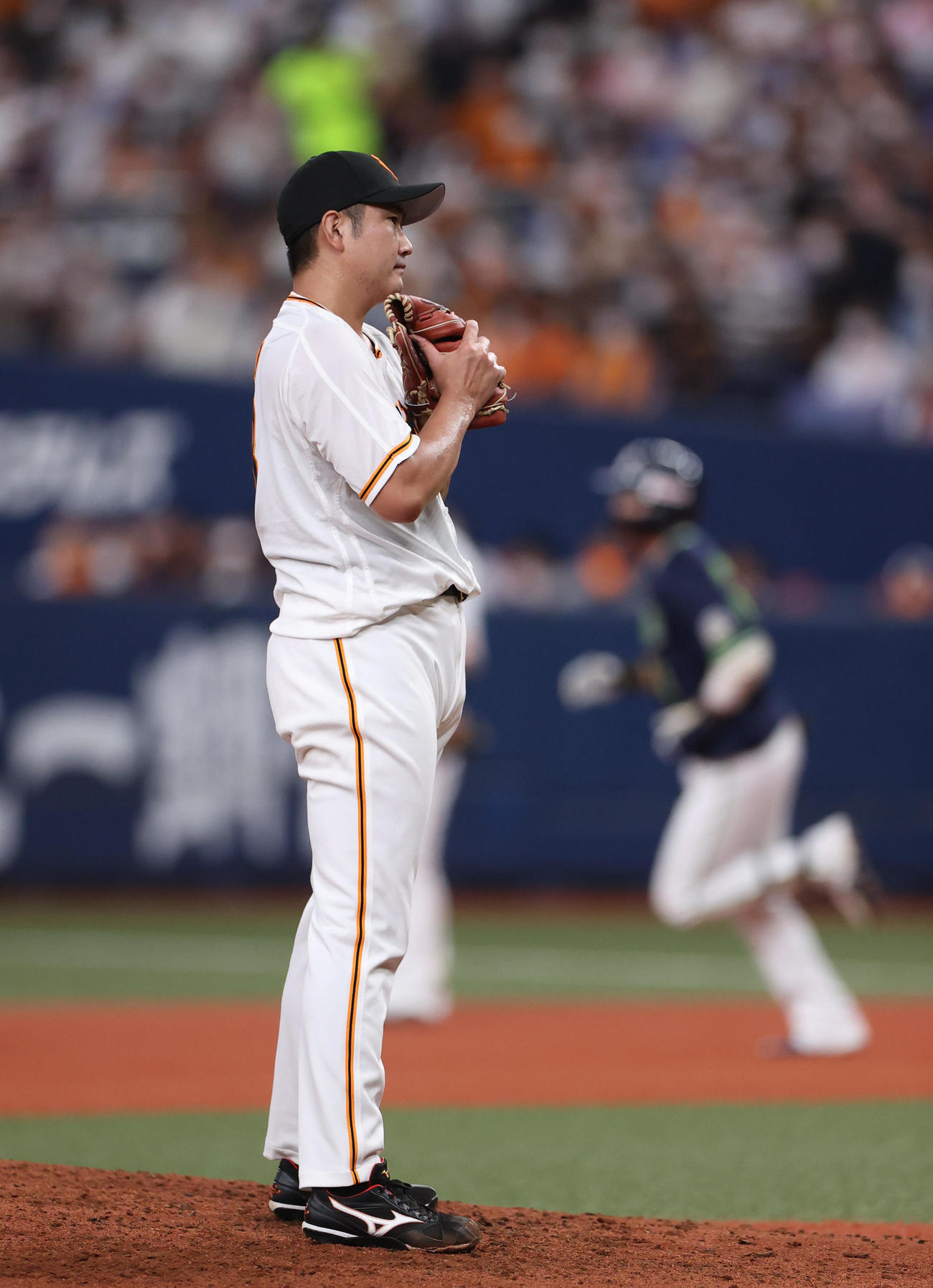 巨人対ヤクルト　3回表ヤクルト2死二塁、山田（後方）に先制2点本塁打を浴びる菅野（撮影・狩俣裕三）