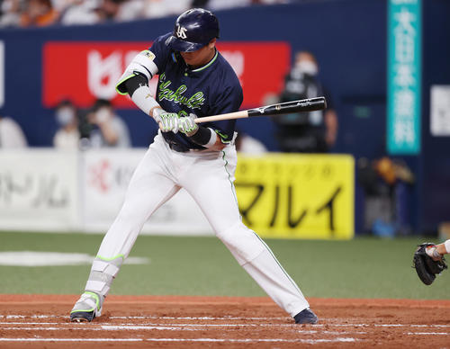巨人対ヤクルト 3回表ヤクルト2死、四球を選ぶ村上(撮影・狩俣裕三)