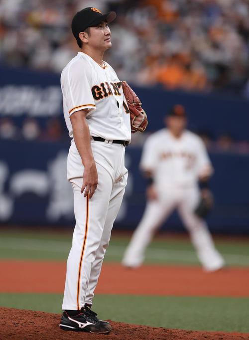 巨人対ヤクルト 3回表ヤクルト2死、村上に四球を与え、納得いかない様子の菅野(撮影・狩俣裕三)
