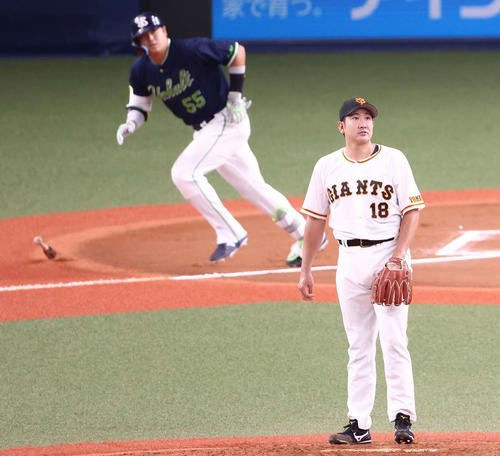 巨人対ヤクルト 6回表ヤクルト1死、村上を左飛に抑える菅野(撮影・河田真司)