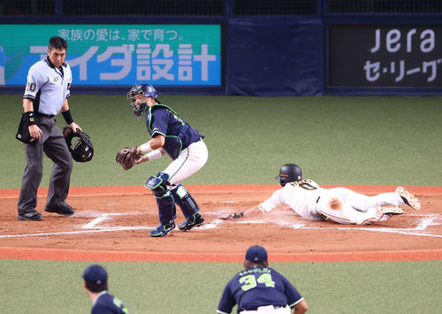 巨人対ヤクルト 7回裏巨人1死三塁、大城の遊ゴロで生還する三塁走者増田大(右)(撮影・河田真司)