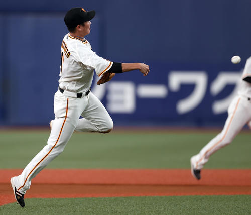 巨人対ヤクルト 10回表ヤクルト1死、塩見泰隆の遊ゴロで好守を見せる坂本(撮影・狩俣裕三)