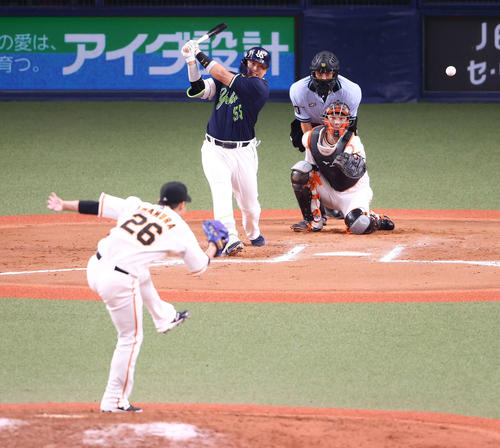 巨人対ヤクルト 11回表ヤクルト1死、遊内野安打を放つ村上。投手今村(撮影・河田真司)