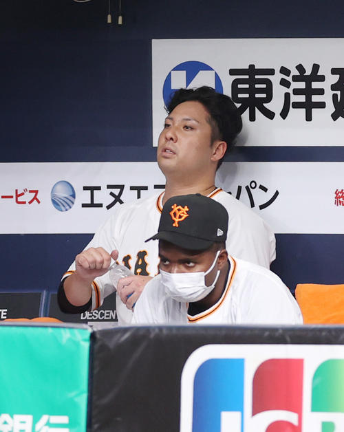 巨人対ヤクルト 11回表、降板し、悔しそうな表情の今村(撮影・狩俣裕三)