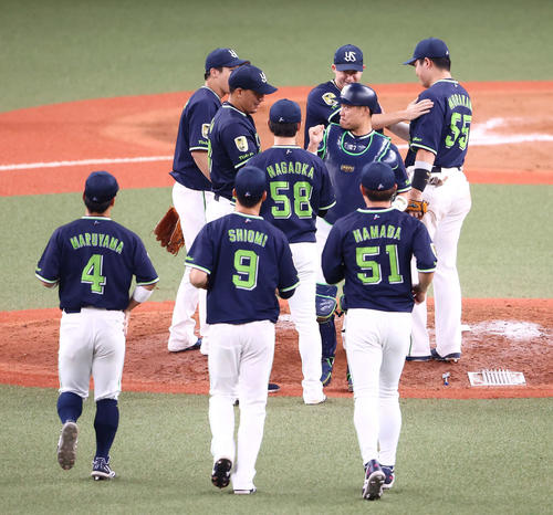 巨人対ヤクルト 巨人に勝利し、マウンドに集まるヤクルトナイン(撮影・河田真司)