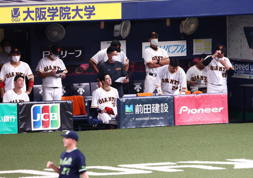 巨人対ヤクルト ヤクルトに敗れ、険しい表情を見せる原辰徳監督(右)(撮影・河田真司)