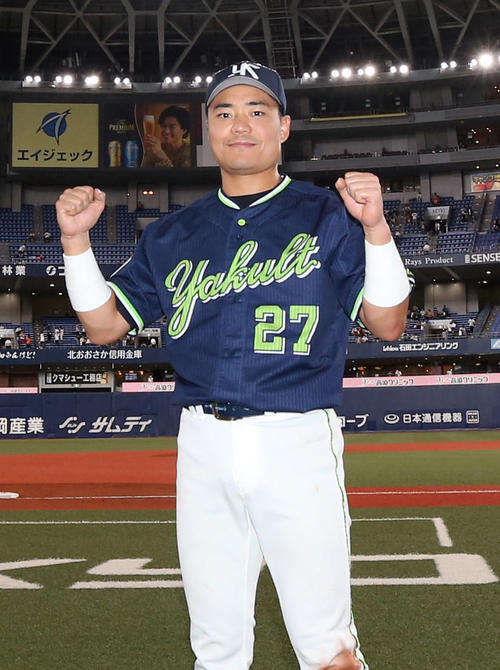 巨人対ヤクルト ヒーローインタビュー後、記念撮影をする中村(撮影・狩俣裕三)