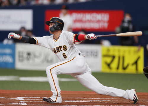 巨人対ヤクルト 3回裏巨人2死一、二塁、適時二塁打を放つ坂本(撮影・狩俣裕三)