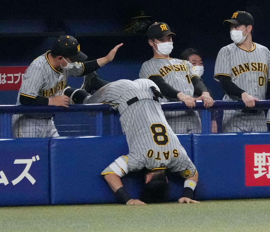 中日対阪神　9回表阪神無死満塁、原口の打球がファウルとなり落胆する佐藤輝（8月28日撮影）