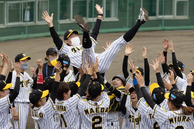 クラブチーム日本一となったタイガースWomenの選手らが野原監督を胴上げ（阪神タイガースWomen提）
