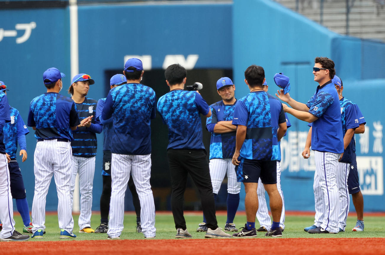 DeNA対中日　試合前練習中、ナインに笑顔であいさつするDeNAオースティン（右）（撮影・垰建太）