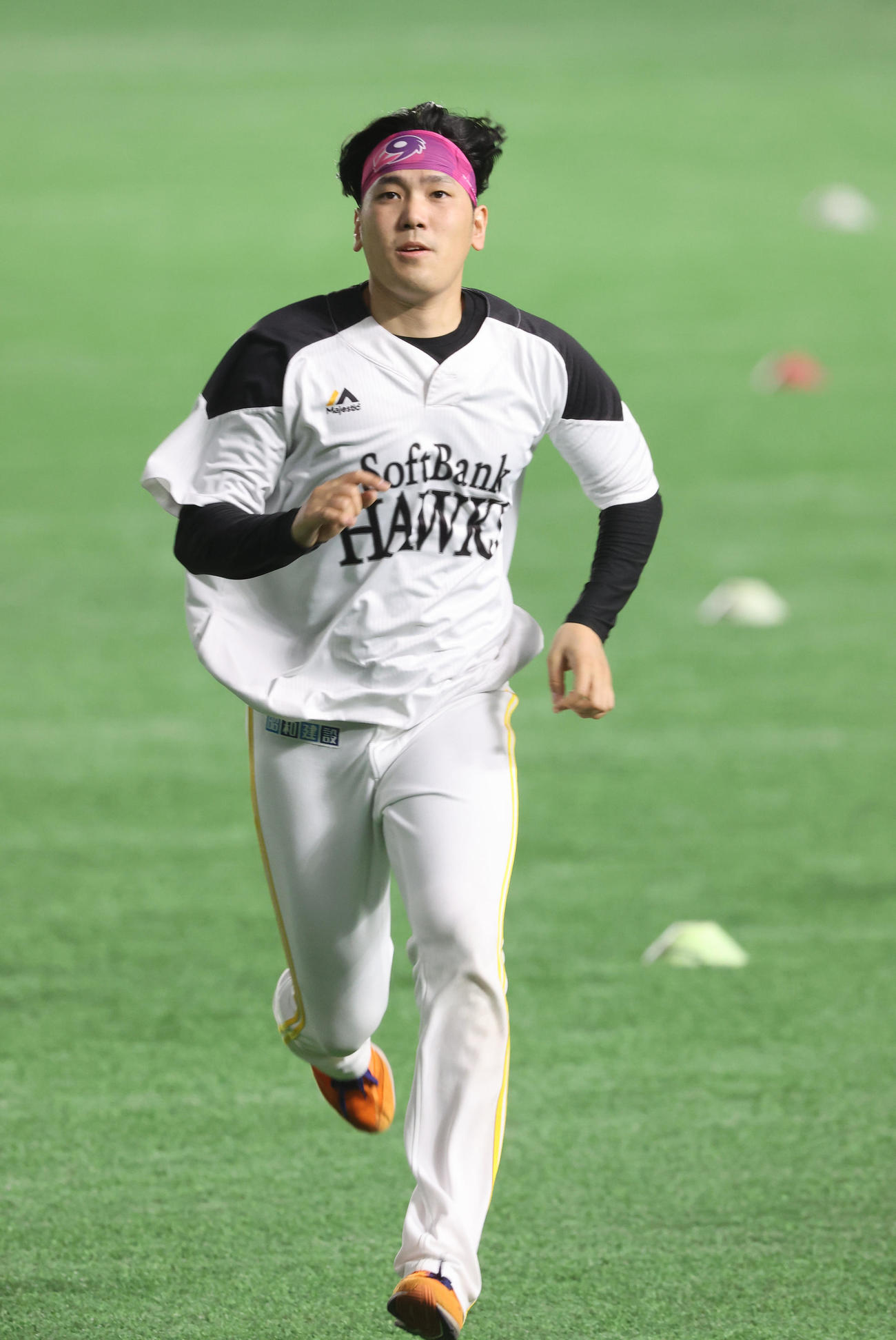 インターバル走で汗を流す石川柊太（撮影・梅根麻紀）