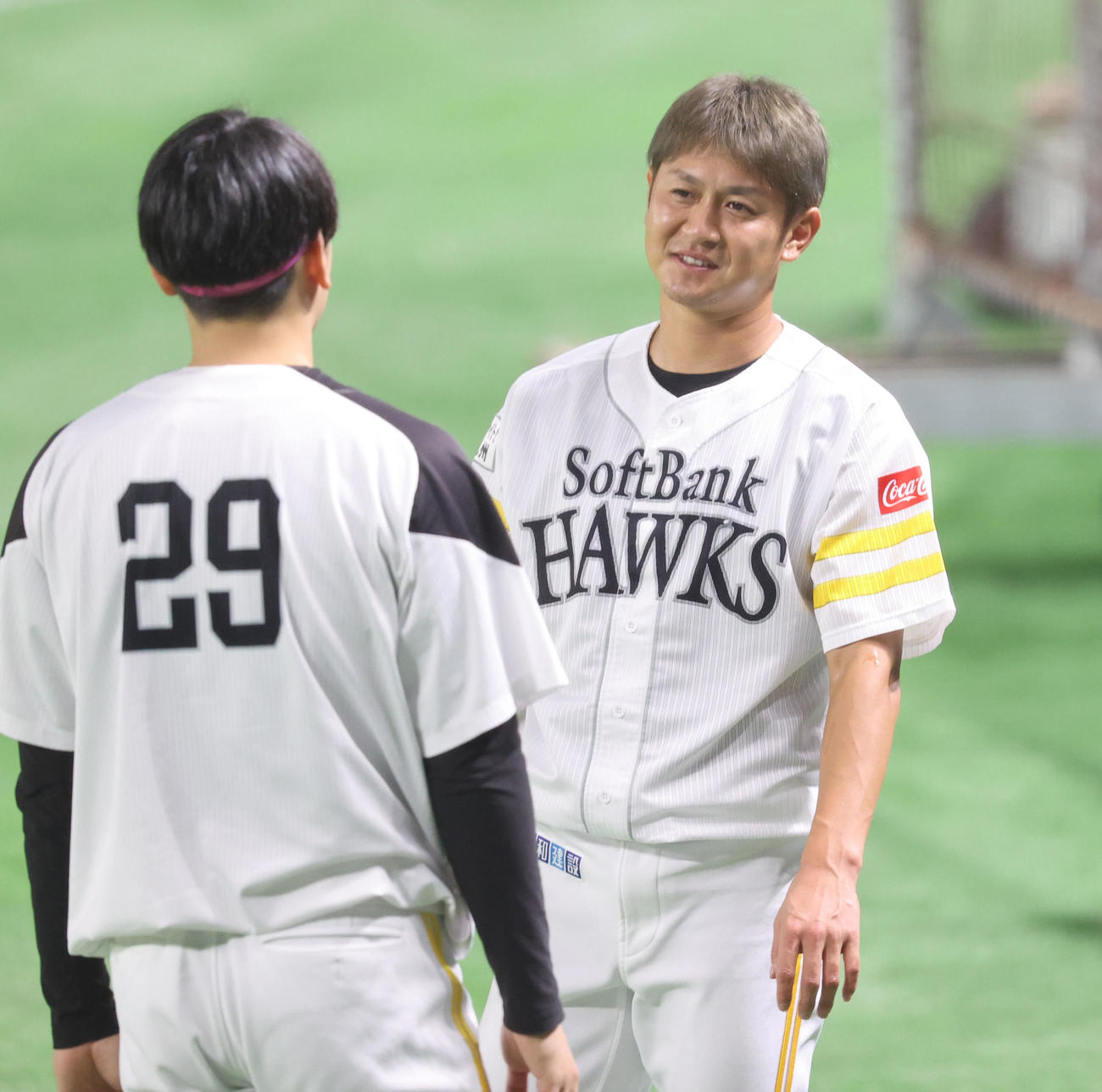 練習前、石川柊太と話をする奥村政稔（撮影・梅根麻紀）