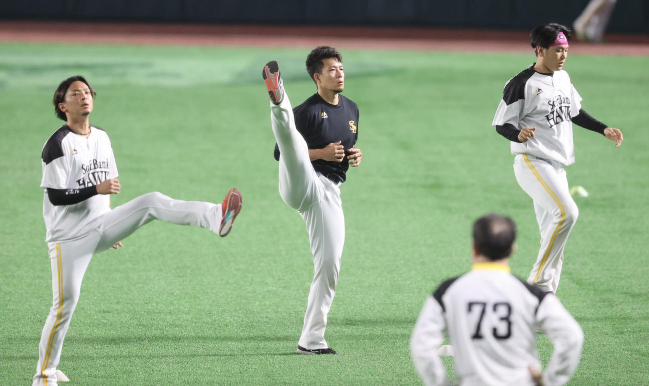 練習前、体をほぐす左から東浜巨、千賀滉大、石川柊太（撮影・梅根麻紀）