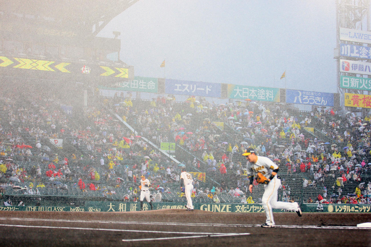 阪神対広島　雨が強くなり中断となる甲子園球場（撮影・上山淳一）