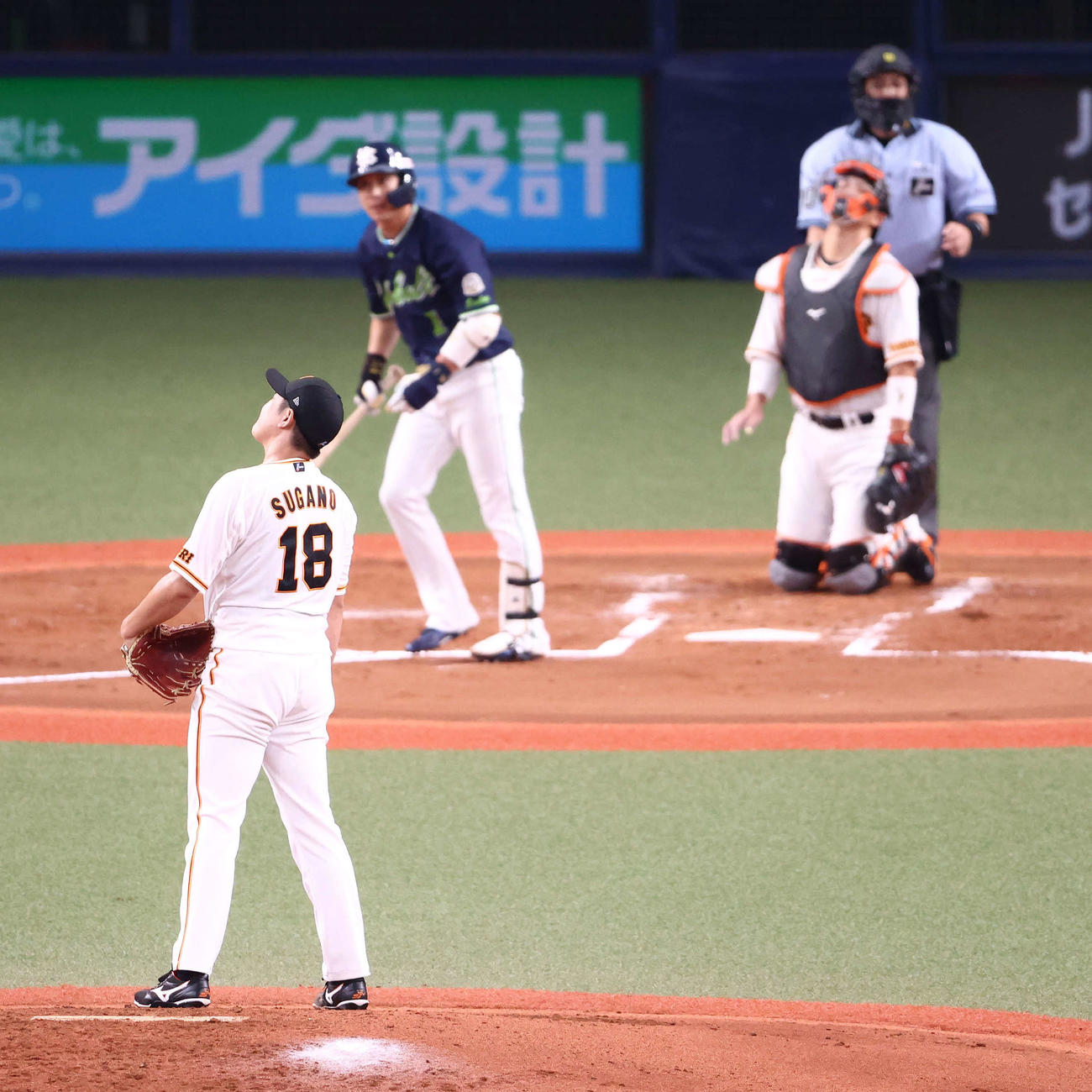 巨人対ヤクルト　3回表ヤクルト2死二塁、山田に左越え先制2点本塁打を浴びる菅野（撮影・河田真司）