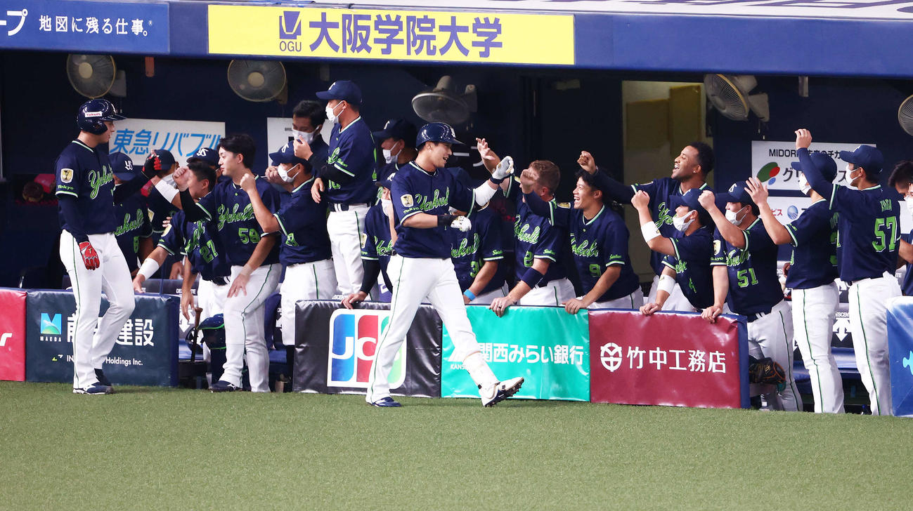 巨人対ヤクルト　3回表ヤクルト2死二塁、左越え先制2点本塁打で生還し、ベンチナインに迎えられる山田（手前中央）（撮影・河田真司）