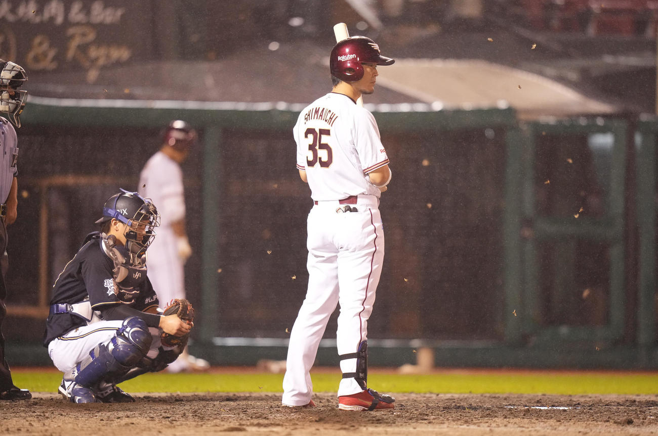 楽天対オリックス　3回裏楽天2死一塁、打席に立つ島内のまわりに舞う大量の虫（撮影・鈴木みどり）