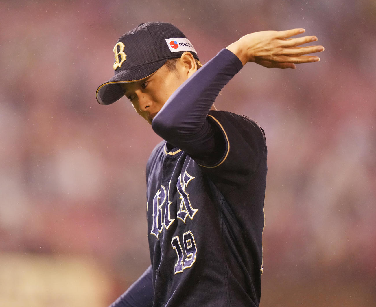 楽天対オリックス　3回裏を終え、ベンチへ戻る際に虫を払うオリックス山岡（撮影・鈴木みどり）