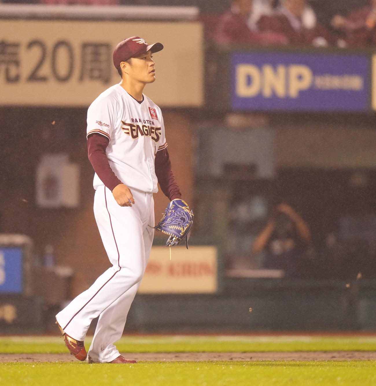 楽天対オリックス　4回表オリックス無死二、三塁、吉田正に右2点適時打を浴び、ぼうぜんとする則本（撮影・鈴木みどり）