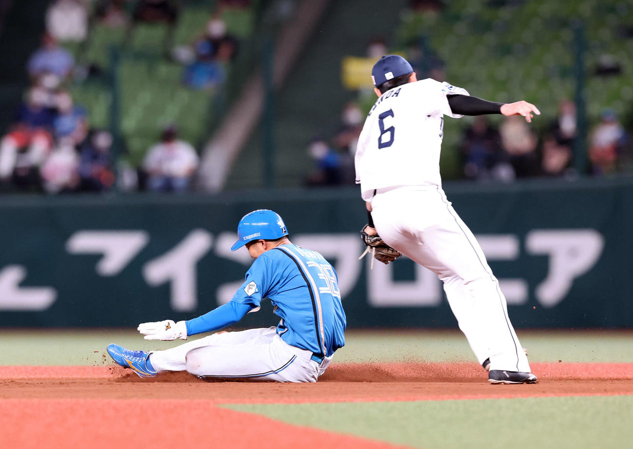 西武対日本ハム　1回表日本ハム1死一塁、一塁走者石井（左）は二塁盗塁で、一度はアウト判定もビデオ検証後セーフに。遊撃手源田（撮影・浅見桂子）