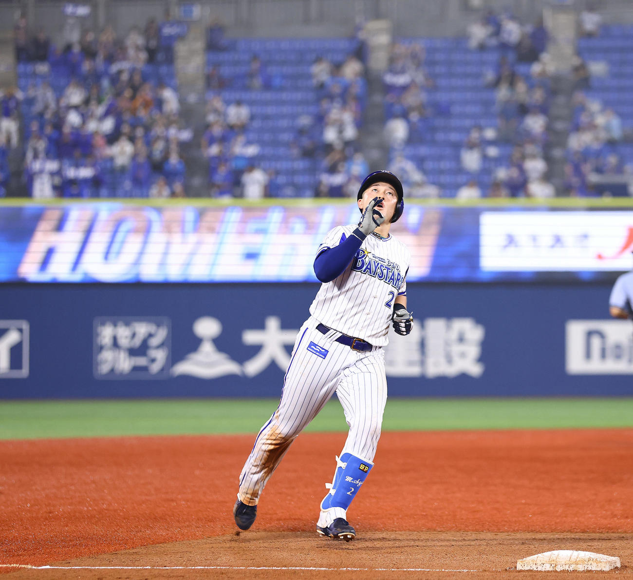 DeNA対中日　5回裏DeNA無死、ソロ本塁打を放ちはまきパフォーマンスを決める牧（撮影・垰建太）
