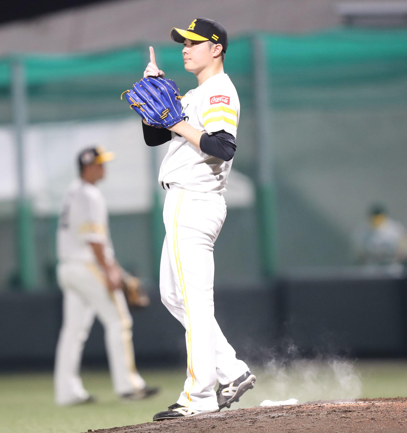 ソフトバンク対阪神　6回表阪神無死、松本は打者・中川を空振り三振に仕留め、1死を示す（撮影・屋方直哉）