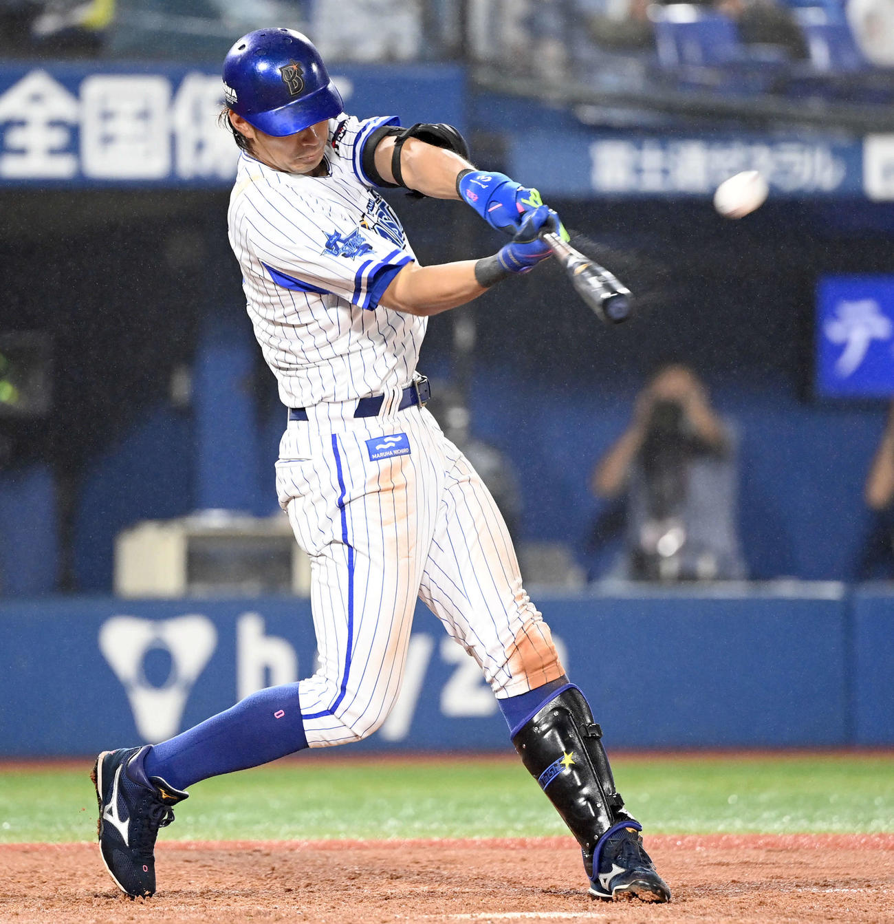 DeNA対中日　4回裏DeNA2死一塁、中越えに適時二塁打を放つ大田（撮影・たえ見朱実）