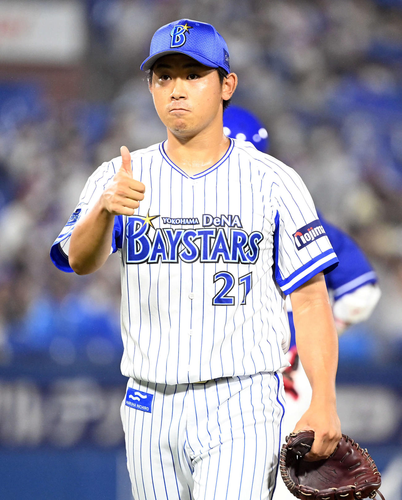 DeNA対中日　6回終了し、サムズアップポーズを決めベンチに戻るDeNAの先発今永（撮影・たえ見朱実）