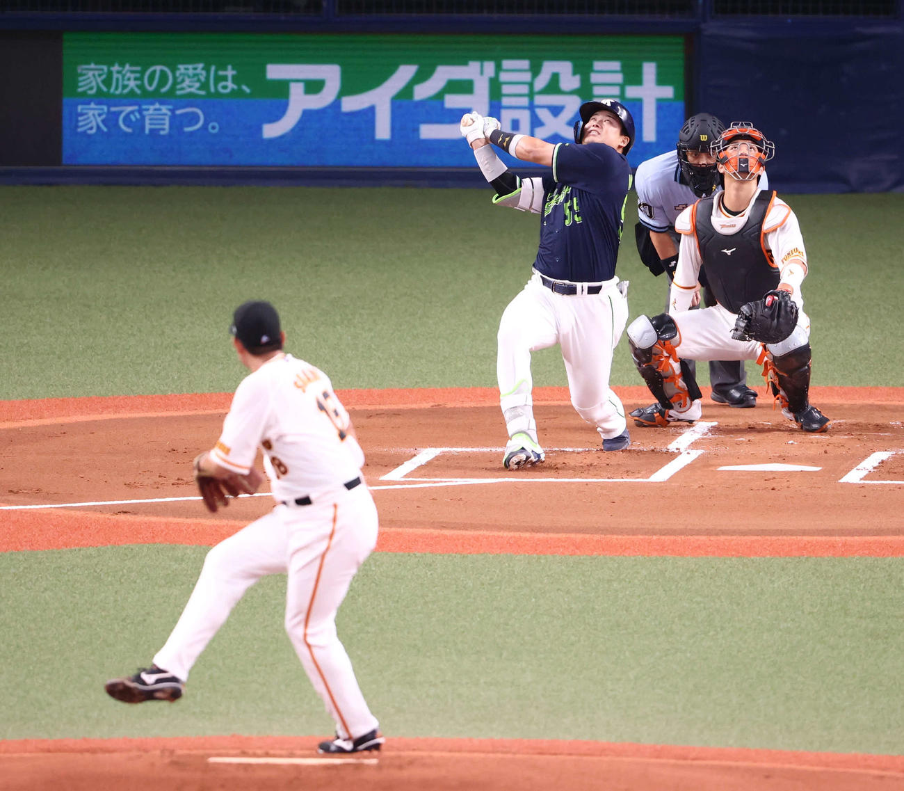 巨人対ヤクルト　1回表ヤクルト2死一塁、捕邪飛に倒れる村上。投手菅野（撮影・河田真司）