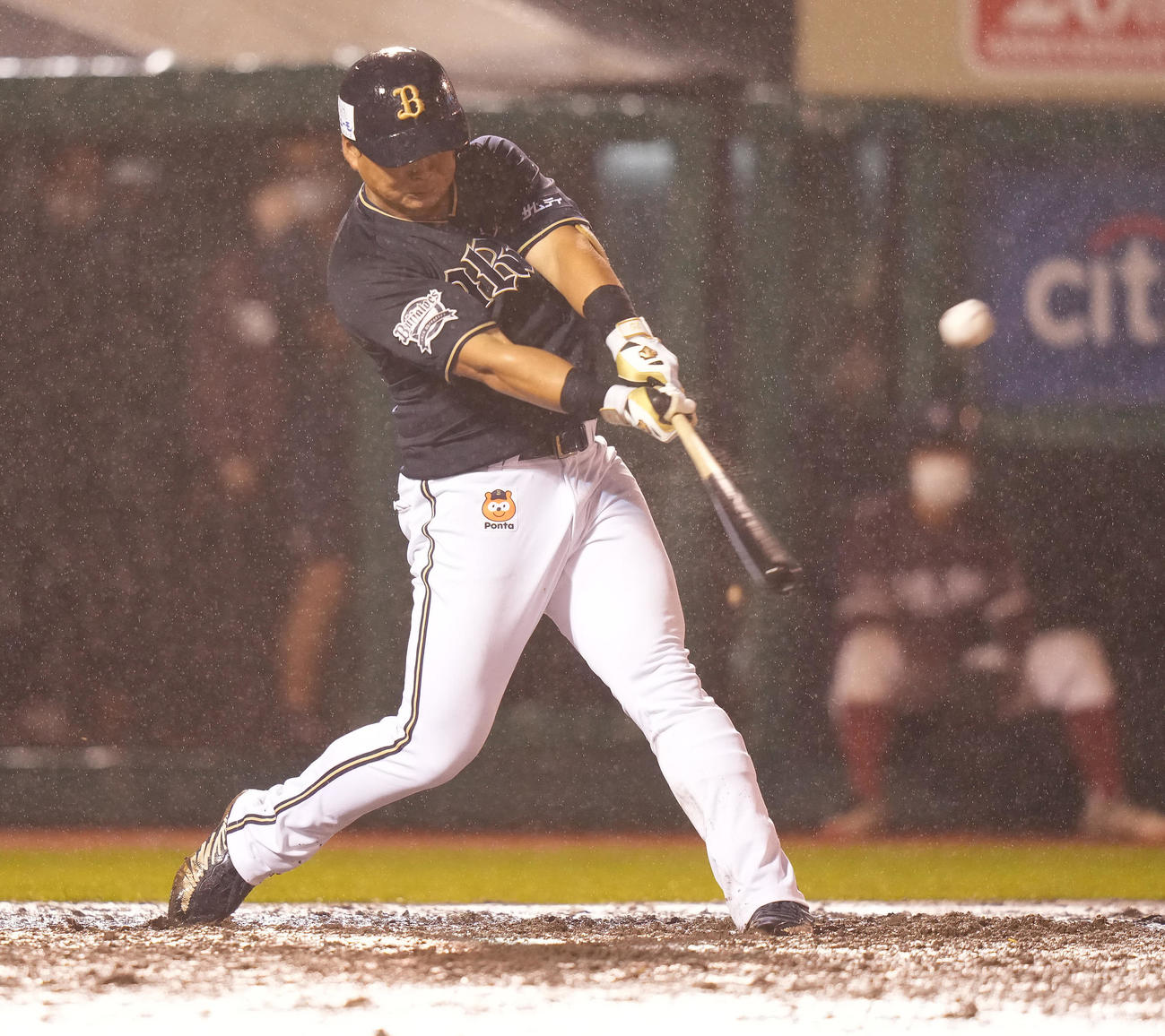 楽天対オリックス　9回表オリックス2死一、二塁、中2点適時二塁打を放つ西村（撮影・鈴木みどり）