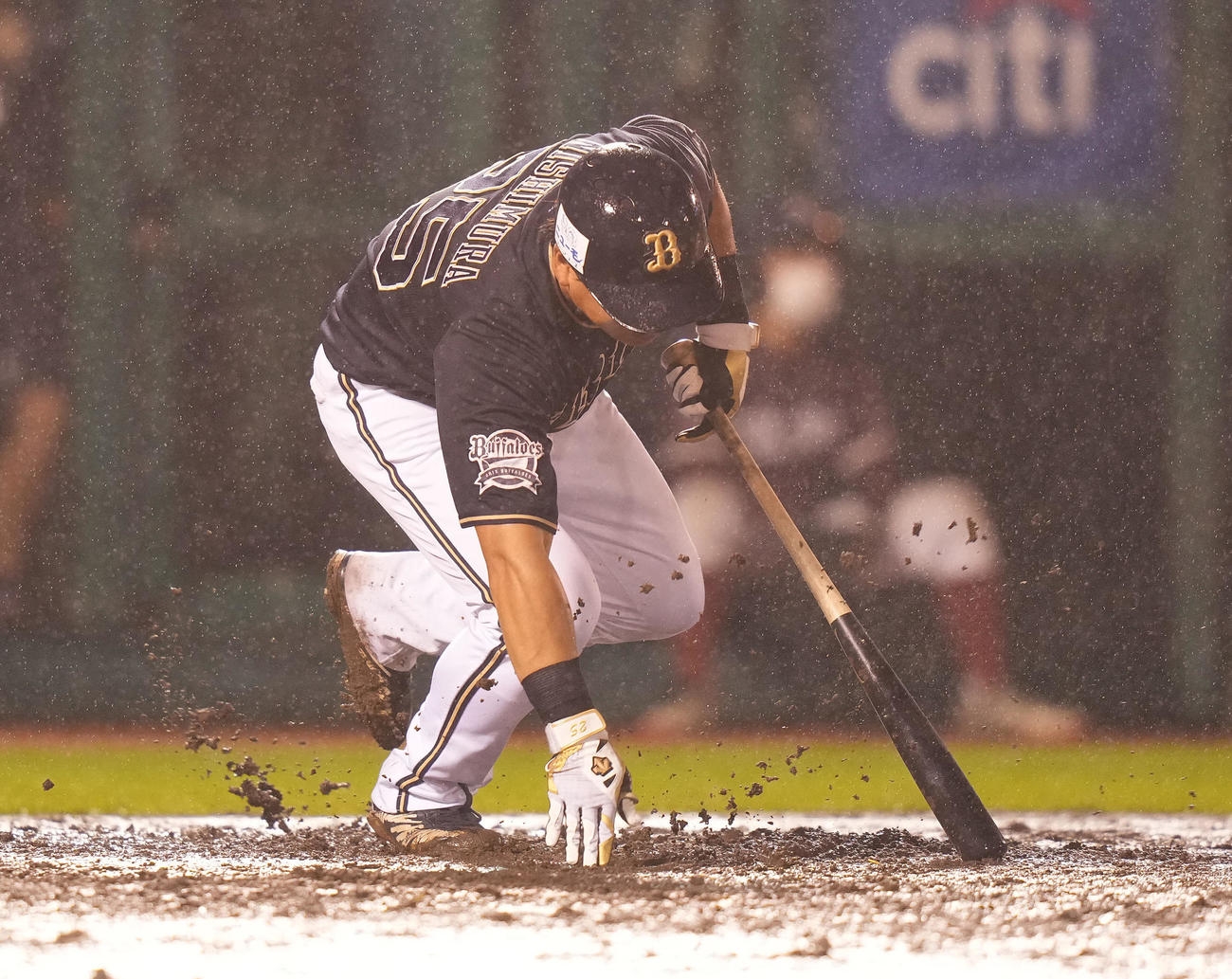 楽天対オリックス　9回表オリックス2死一、二塁、中2点適時二塁打を放つもバランスを崩す西村（撮影・鈴木みどり）