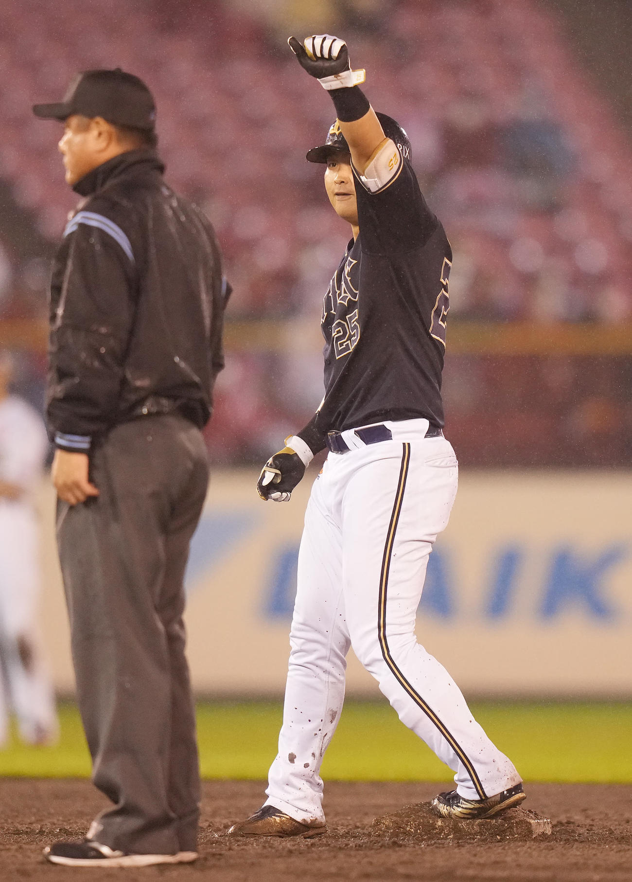 楽天対オリックス　9回表オリックス2死一、二塁、中2点適時二塁打を放った西村は塁上でガッツポーズ（撮影・鈴木みどり）