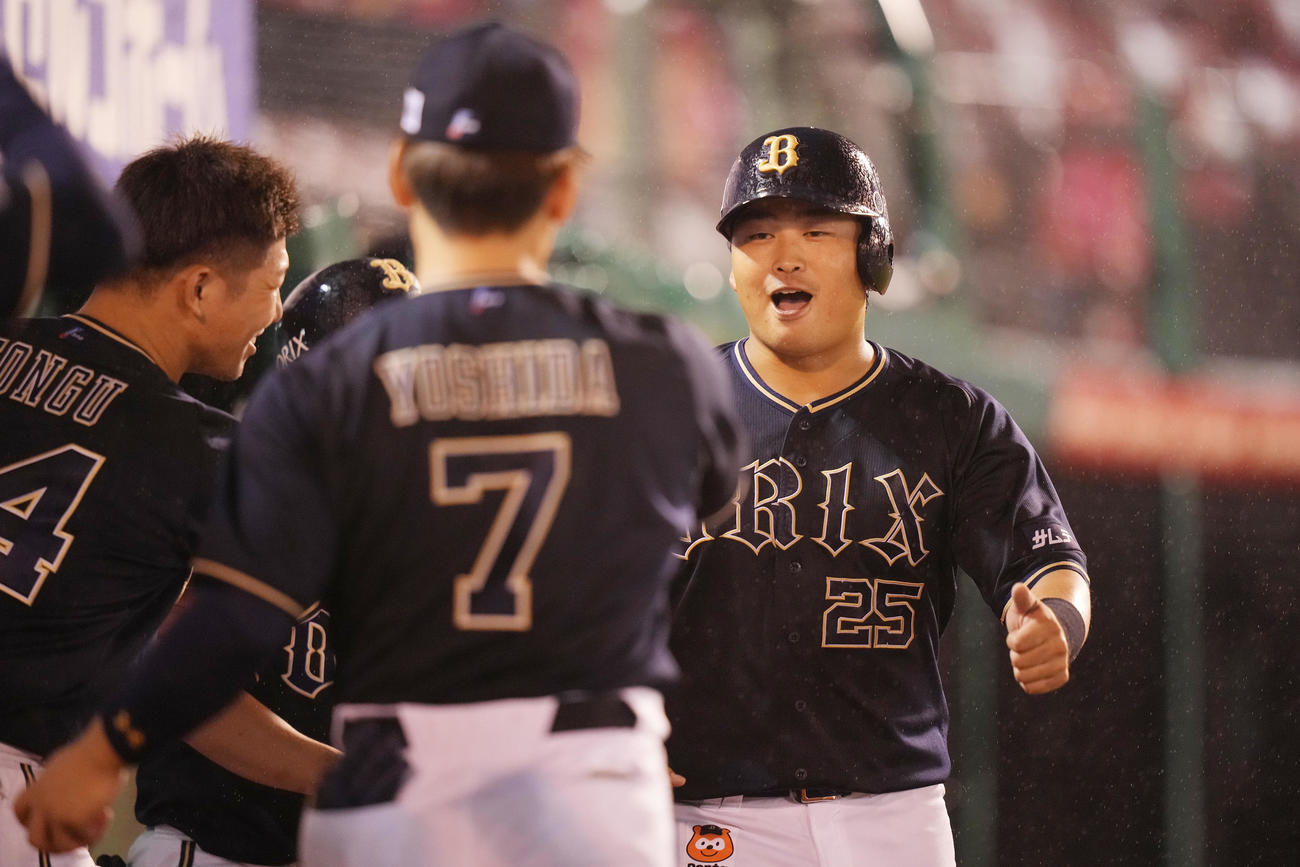 楽天対オリックス　9回表に2点適時二塁打を放ったオリックス西村（右）は笑顔でベンチへ戻る（撮影・鈴木みどり）