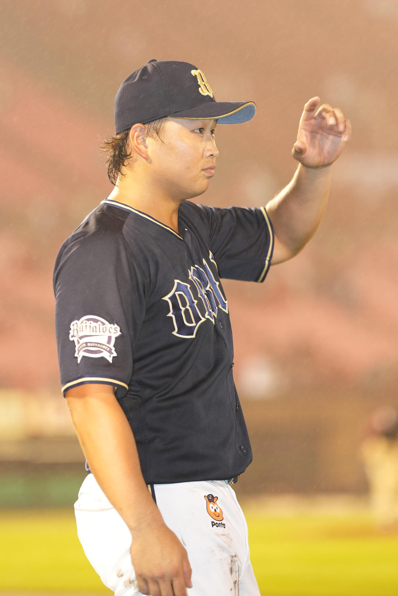楽天対オリックス　9回表に2点適時二塁打を放ったオリックス西村はヒーローインタビュー後に声援に応える（撮影・鈴木みどり）
