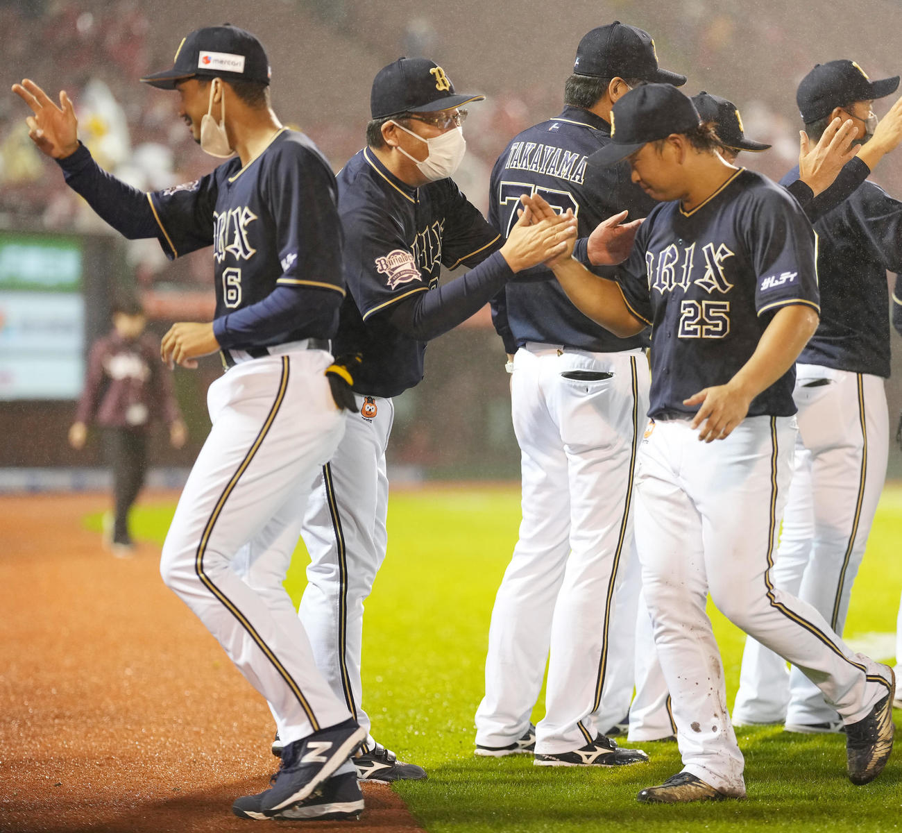 楽天対オリックス　9回表に2点適時二塁打を放った西村（右手前）を迎えるオリックス水本監督代行（撮影・鈴木みどり）