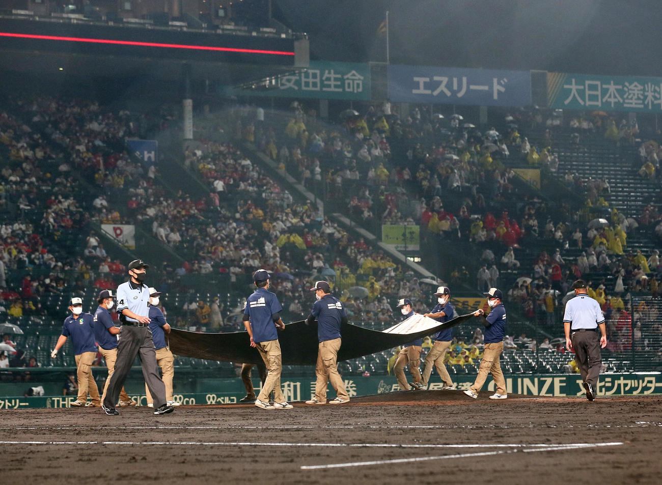 阪神対広島　7回裏、シートをはがし試合を再開させる甲子園球場（撮影・上山淳一）