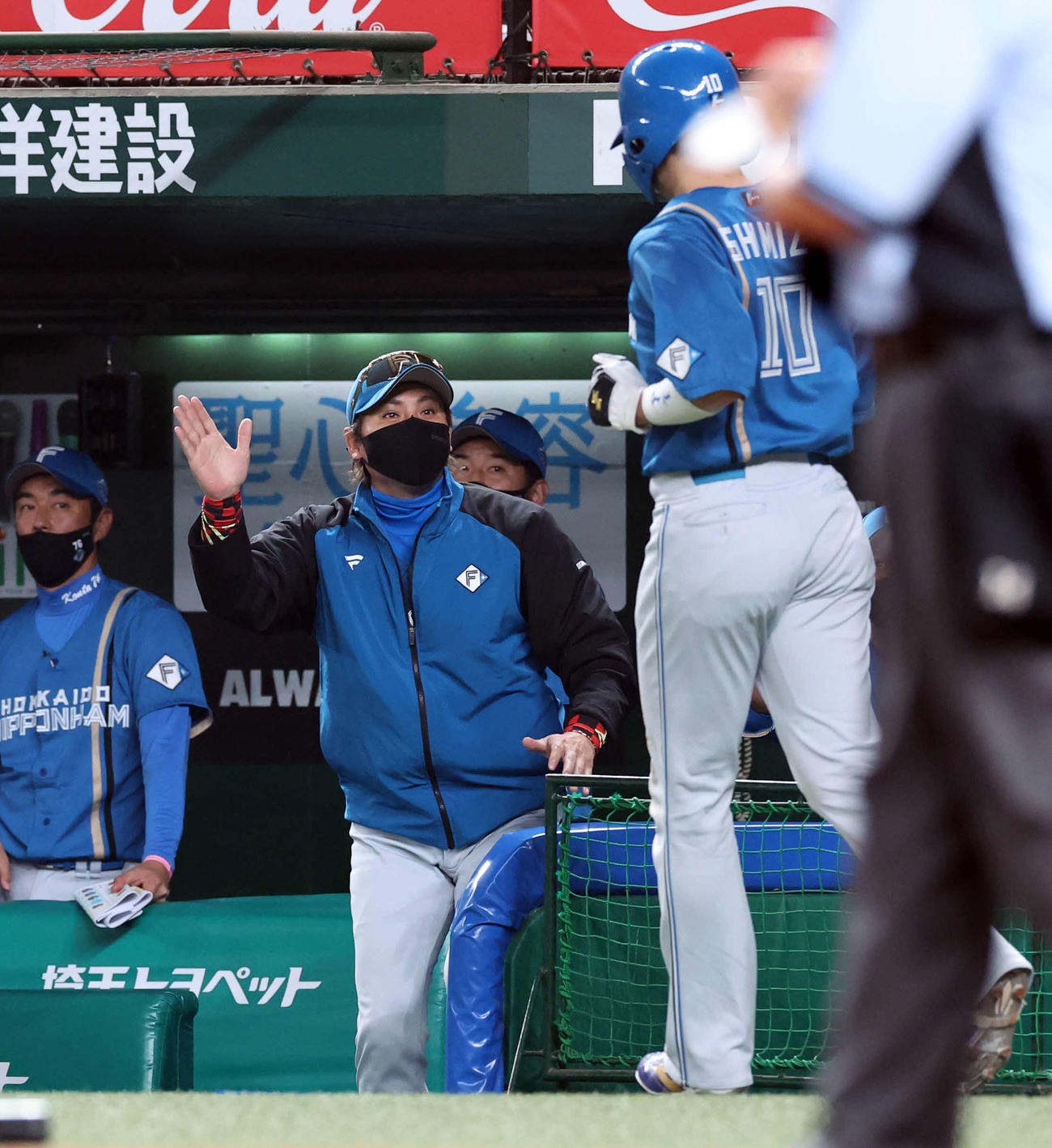 西武対日本ハム　3回表日本ハム無死満塁、近藤の併殺打で生還した清水（右）をハイタッチで迎える新庄監督（撮影・浅見桂子）