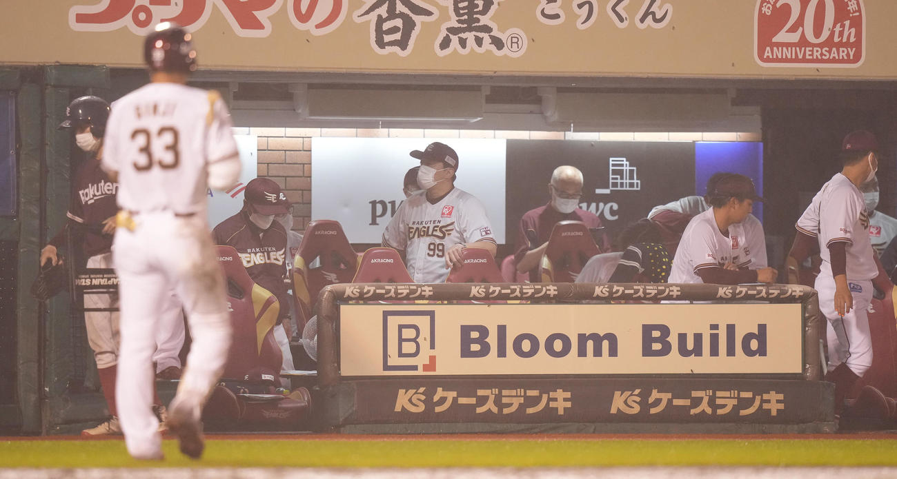 楽天対オリックス　オリックスに敗れ、ベンチでぼうぜんとする楽天石井GM兼監督（中央）（撮影・鈴木みどり）