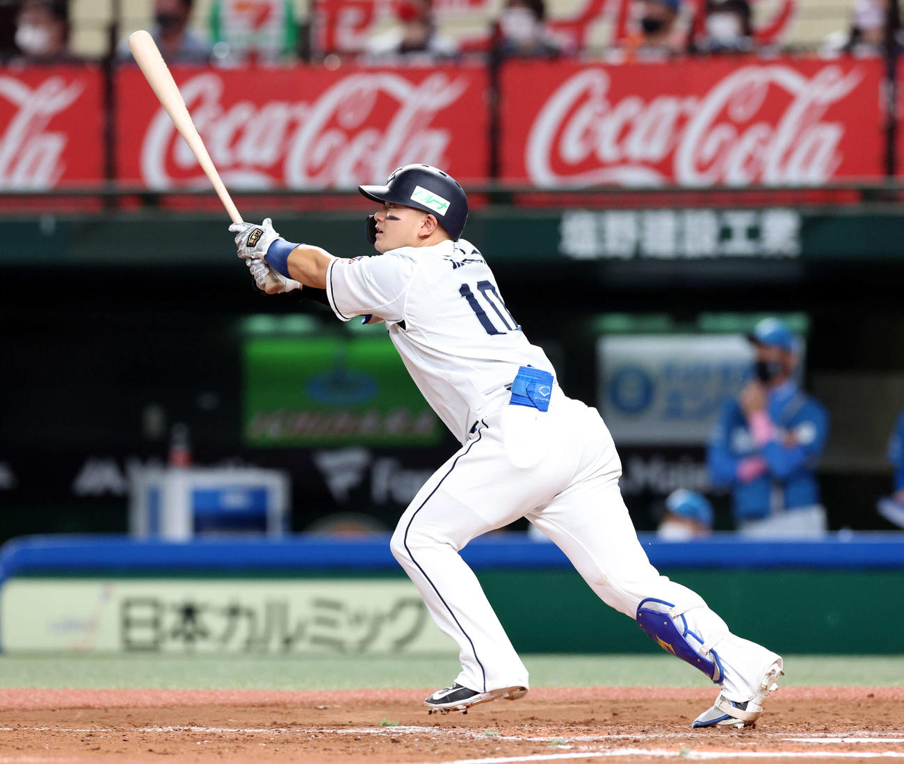 西武対日本ハム　4回裏西武無死、森は右中間ソロ本塁打で通算100号とする（撮影・浅見桂子）