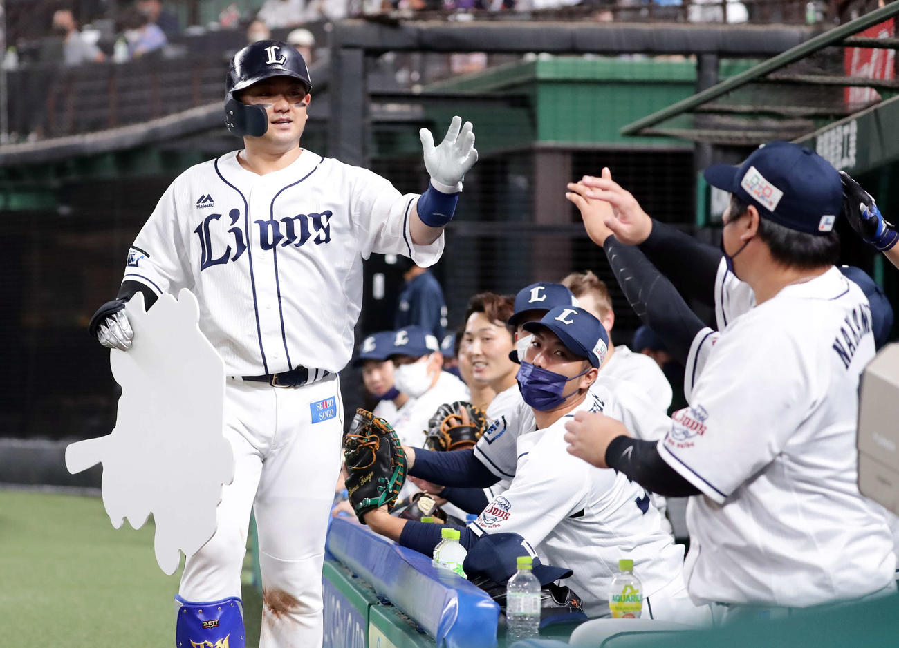 西武対日本ハム　4回裏西武無死、森は右中間ソロ本塁打で通算100号としナインとハイタッチ（撮影・浅見桂子）