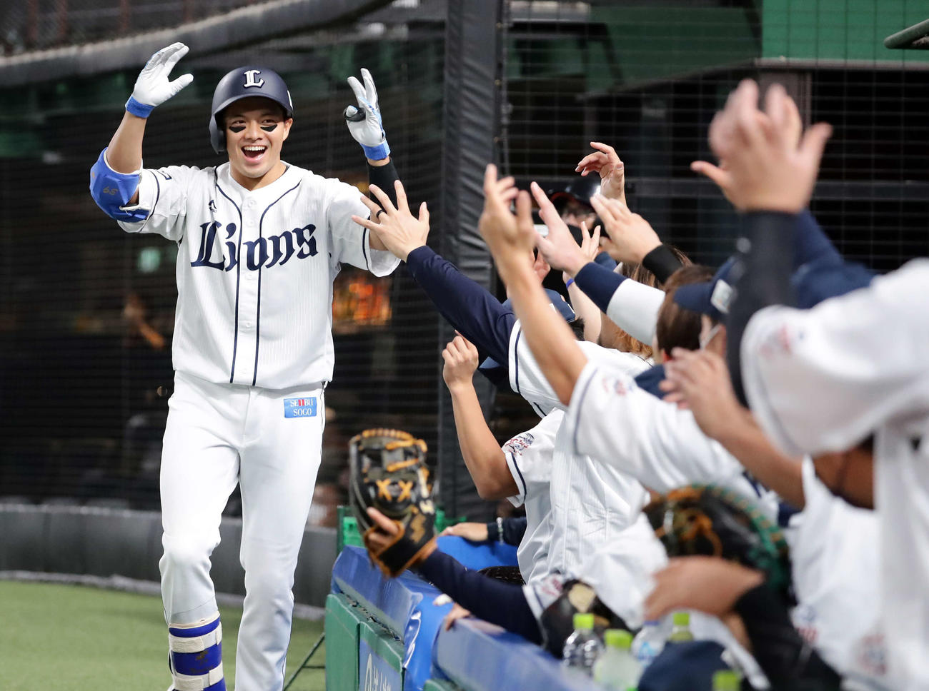 西武対日本ハム　4回裏西武1死、呉念庭は右越えソロ本塁打を放ち、笑顔でナインとポーズ（撮影・浅見桂子）