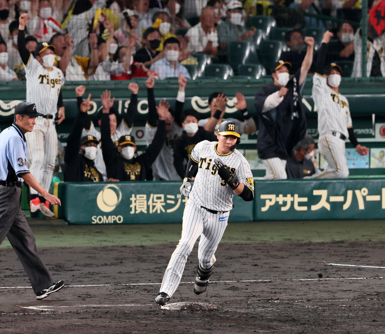 阪神対広島　8回裏阪神2死、大山は左越えソロ本塁打を放つ（撮影・加藤哉）