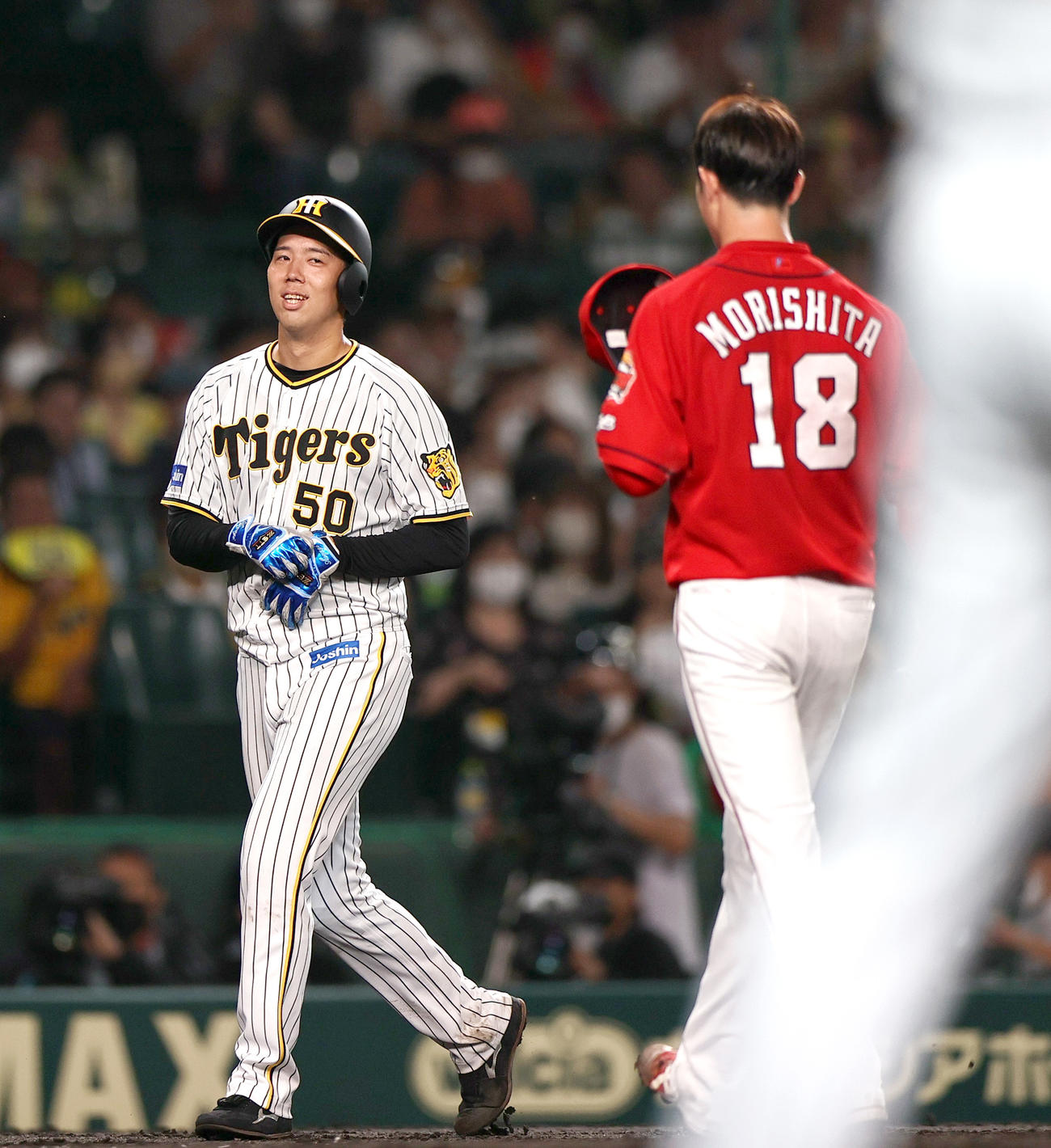 阪神対広島　5回を無失点に抑えた広島森下（右）を見て笑う阪神青柳（撮影・上山淳一）