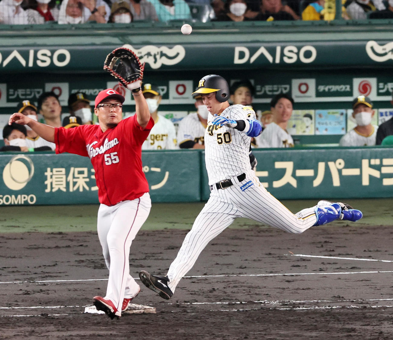 阪神対広島　3回裏阪神2死、青柳は二塁内野安打を放つ。一塁手は松山（撮影・加藤哉）